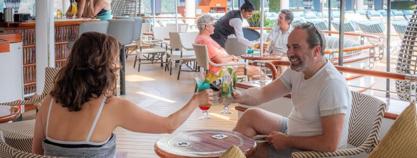 couple avec un cocktail &agrave; lamain
